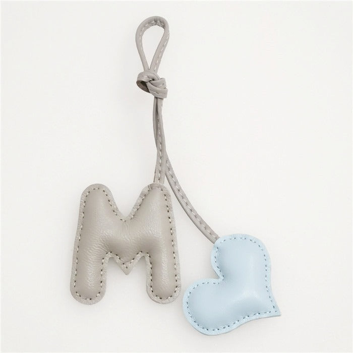 Taschenanhänger aus Lammleder, Herz mit Buchstaben