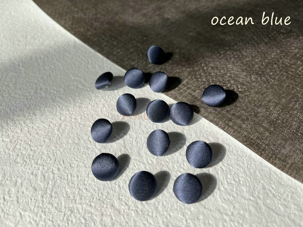 Marineblaue/blaue Seiden-Charmeuse-Knöpfe