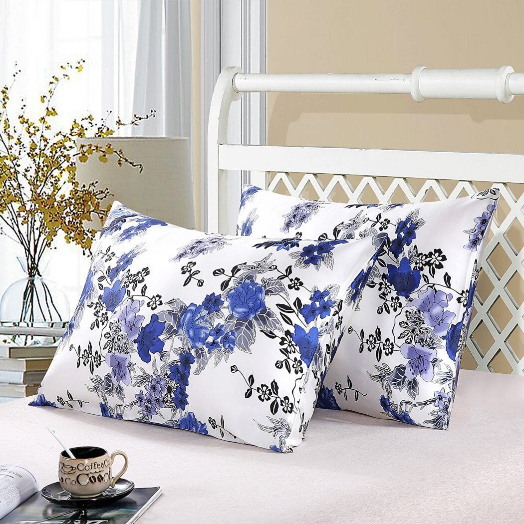 Seiden-Charmeuse mit blauem Rosen-Blumenmuster, 100 % Maulbeerseide, Meterware/Meter | Breite 114 cm/45 Zoll