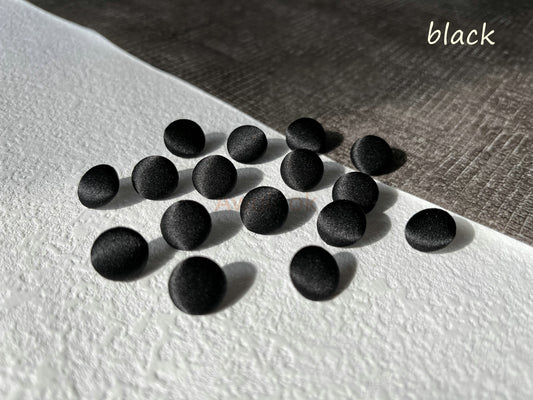 Boutons en charmeuse de soie noire